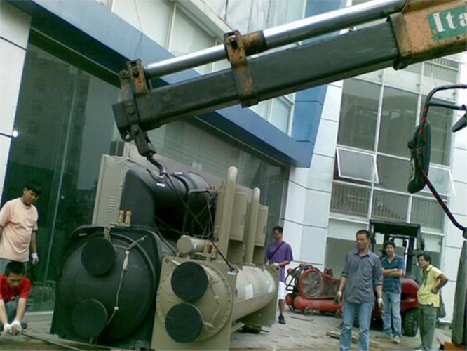 垦利区随车吊和汽车吊的核心区别是什么？哪种更省钱？