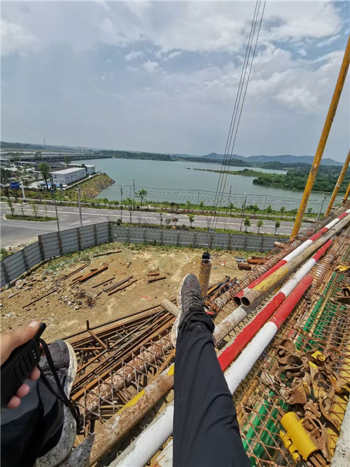 垦利区作业中发生设备损坏或人员意外，责任怎么划分？